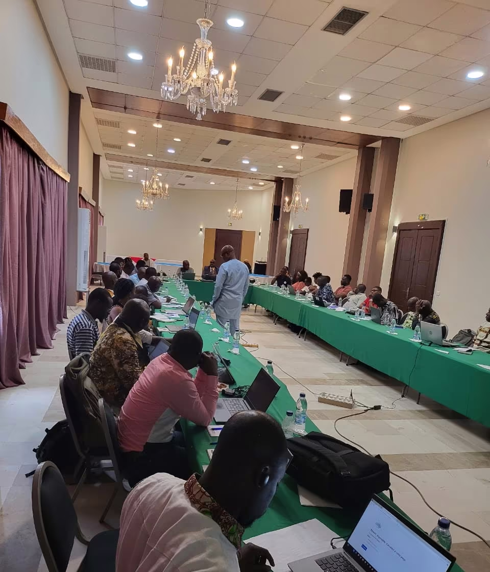Participants au travail sur ordinateurs pendant un atelier
